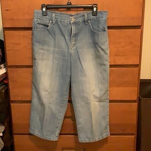Gloria Vanderbilt Amanda Capris size 8 denim wash with stud detail on pockets.